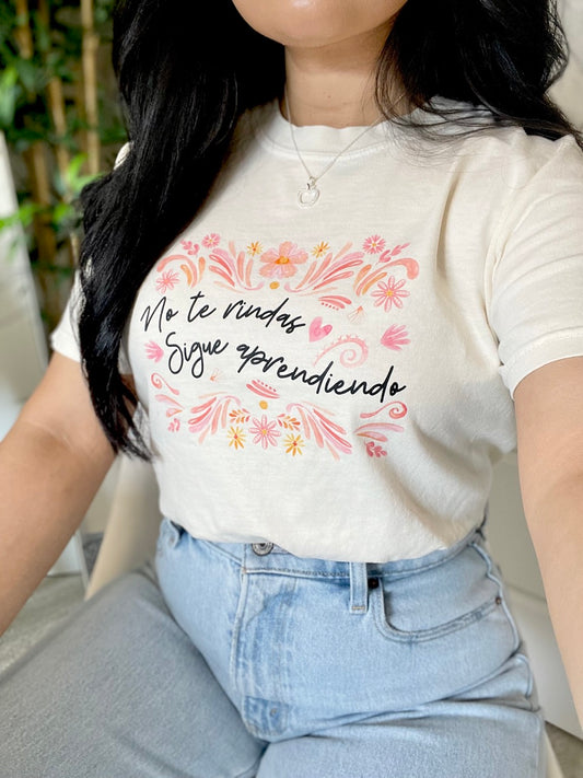 No Te Rindas Tee