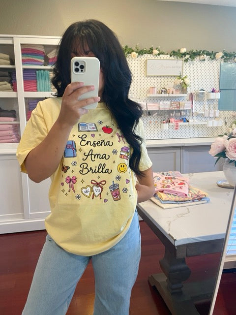 PRESALE - Enseña Ama Brilla Doodles Tee